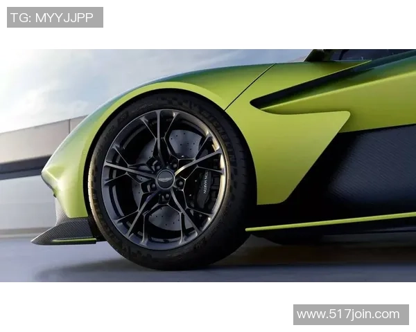 阿斯顿马丁与足球的完美结合：跨界合作引领豪车与体育新风潮